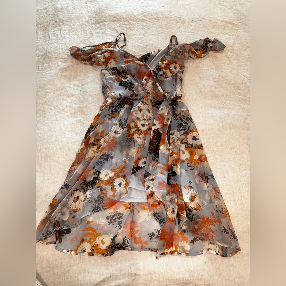 High low dress with spaghetti straps and off the shoulder deco. Size XS